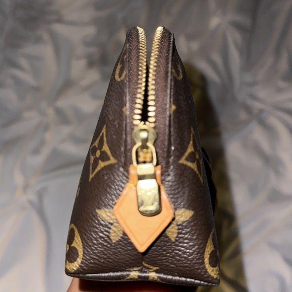 Louis Vuitton Cosmetic Pouch Monogram - Picture 7 of 7